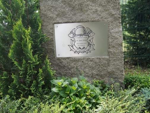 Dieser Gedenkstein erinnert an den Feuerwehrunfall, der am 19. Juni 2006 vier junge Männer das Leben kostete. Foto: Gudrun Billowie